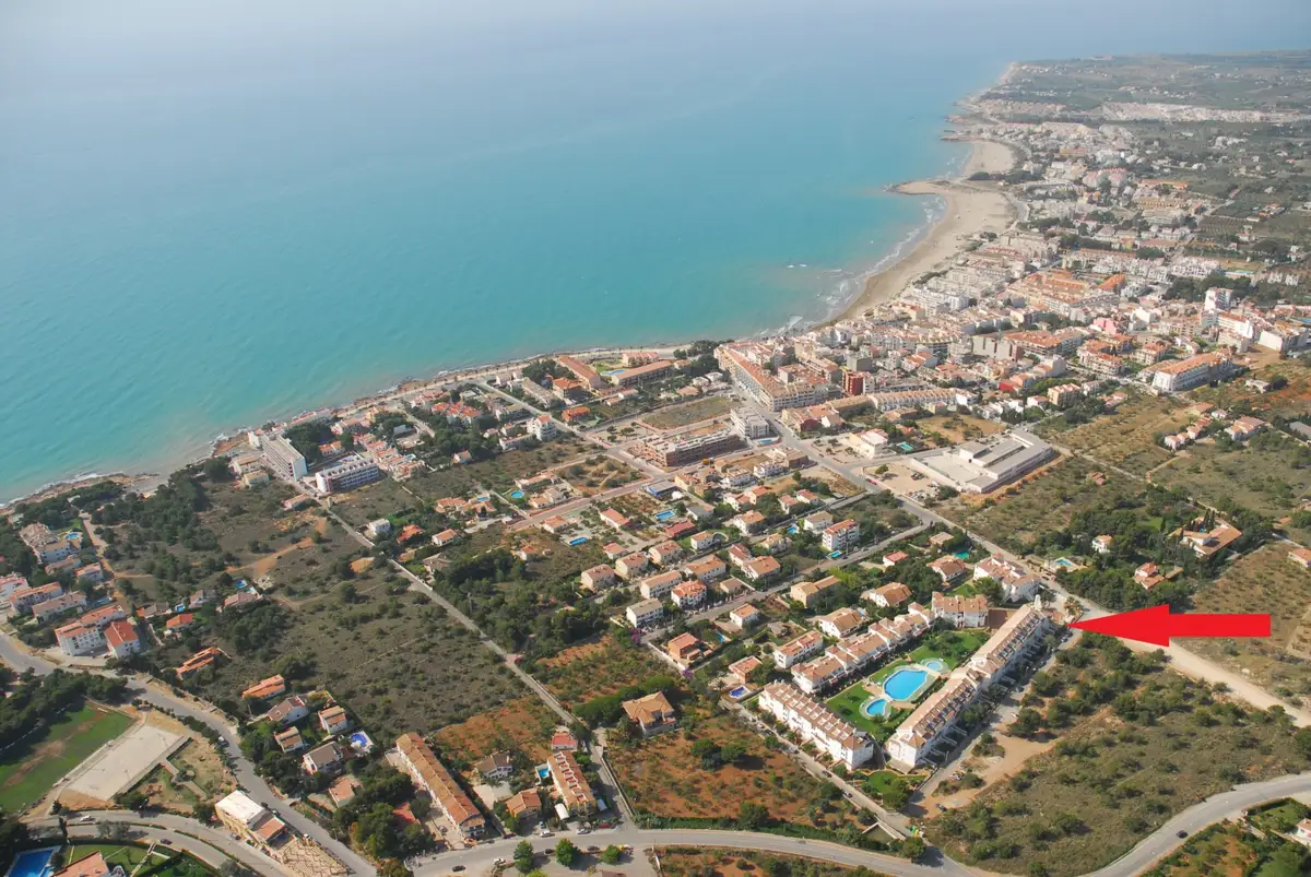 Vue aérienne de la résidence Al Andalus à Alcossebre, avec ses bâtiments, ses jardins et ses piscines