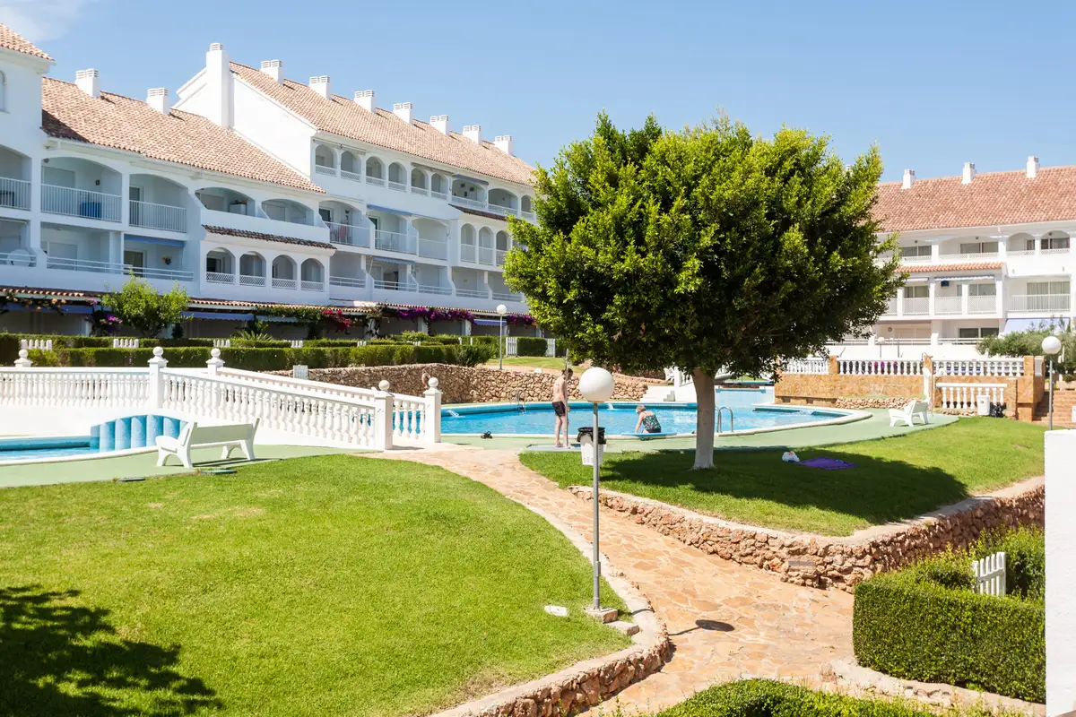 Jardin et piscine de la résidence Al Andalus, près de la plage du Cargador à Alcocéber