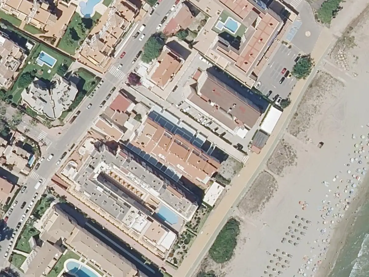 Vue aérienne des appartements Albamar et de leurs environs, dans le quartier du Cargador et du centre d'Alcossebre