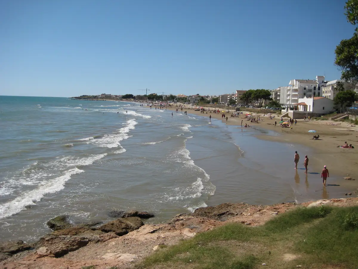 Plage du Cargador d'Alcossebre, face à laquelle s'élève l'immeuble Bitácora