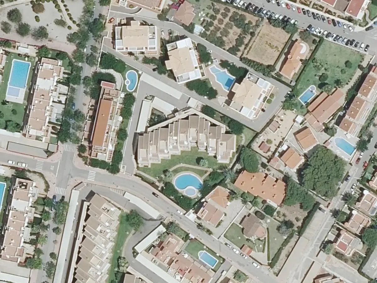 Vue aérienne de la résidence Alcalà Blau et de ses environs, dans le quartier d'El Moro, Tres Platges et Manyetes à Alcossebre