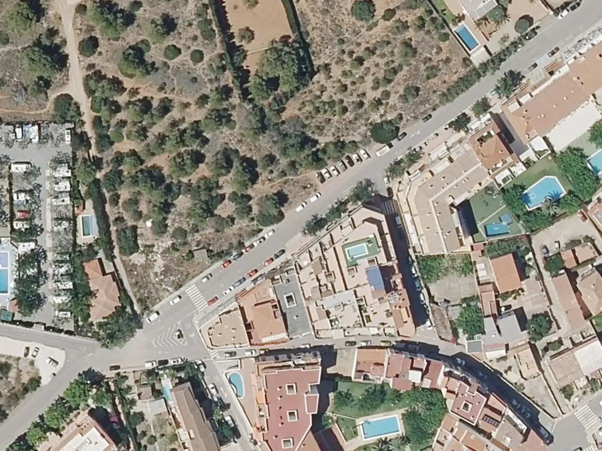 Vue aérienne des appartements Alcoceber Centro et de leurs environs, dans le quartier du Cargador et du centre d'Alcossebre
