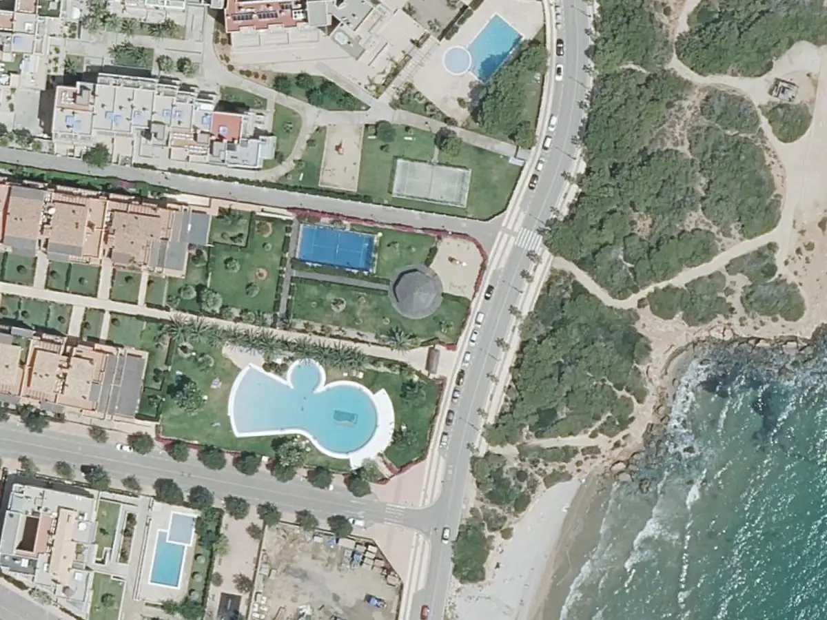 Vue aérienne d'Alcossebre Beach Resort et de ses environs, dans le quartier d'El Moro, Tres Platges et Manyetes à Alcossebre
