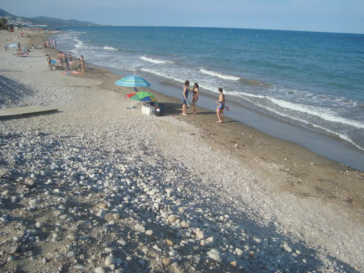 Bord de mer de la plage de Manyetes, sur la côte sud d'Alcossebre