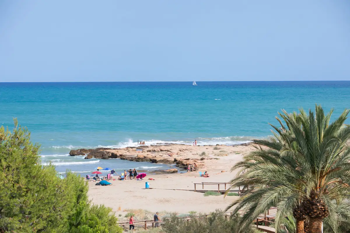 Skybar sur le toit d'Alcossebre Sea Experience avec vue sur la plage du Cargador