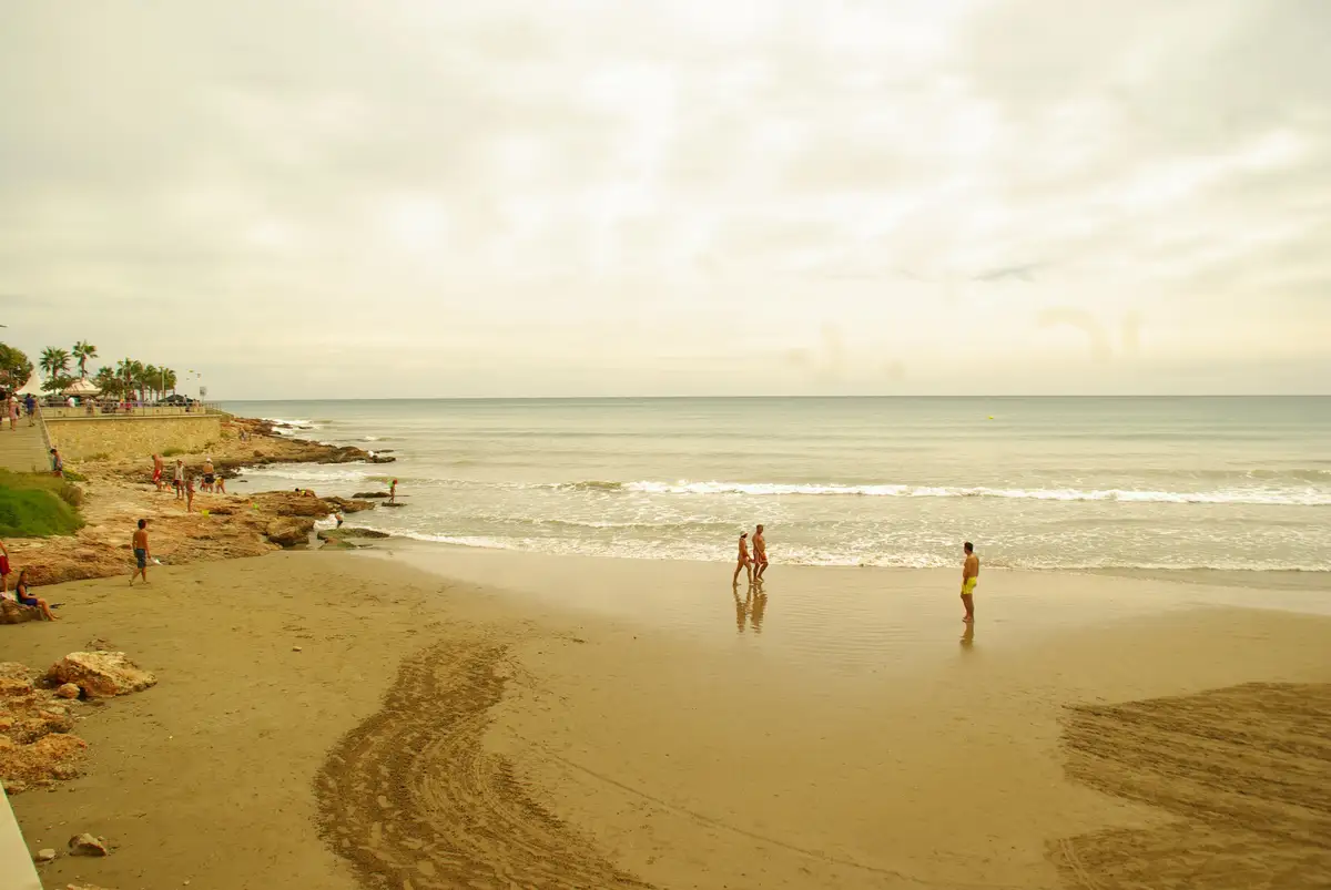 Bord de mer de la plage du Cargador d'Alcossebre, près de la résidence Playamar