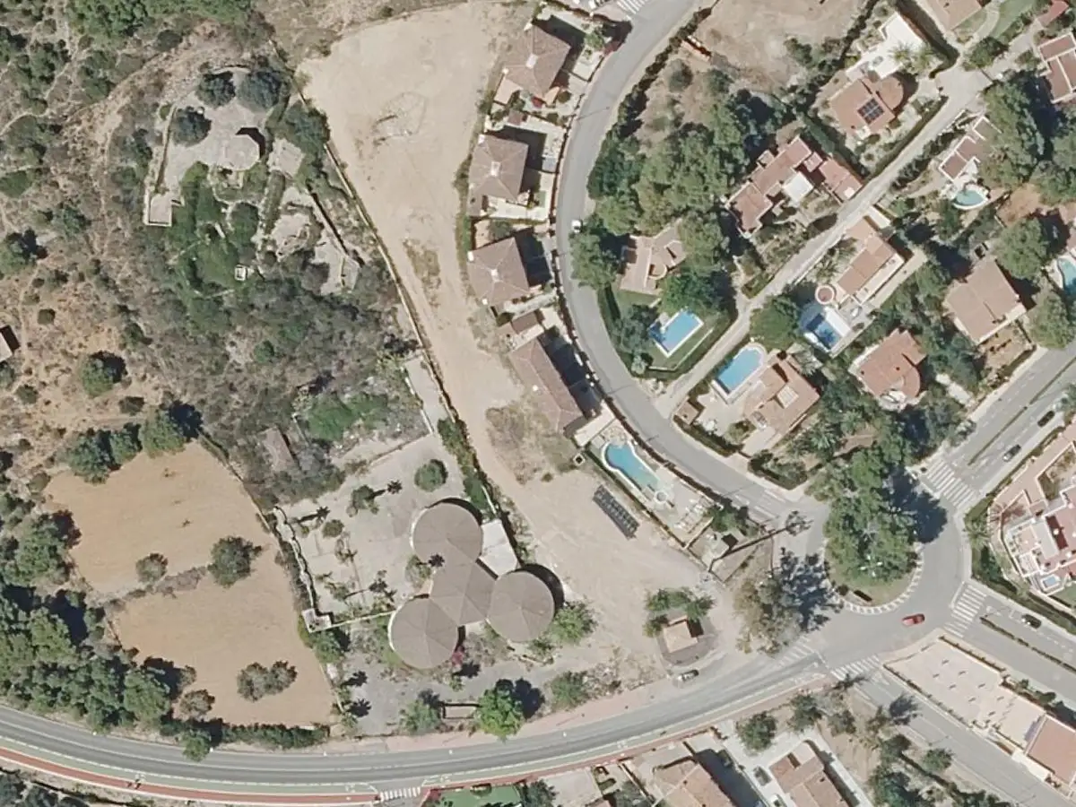 Vue aérienne des maisons mitoyennes Aralar et de leurs environs, dans le quartier de Las Fuentes à Alcossebre