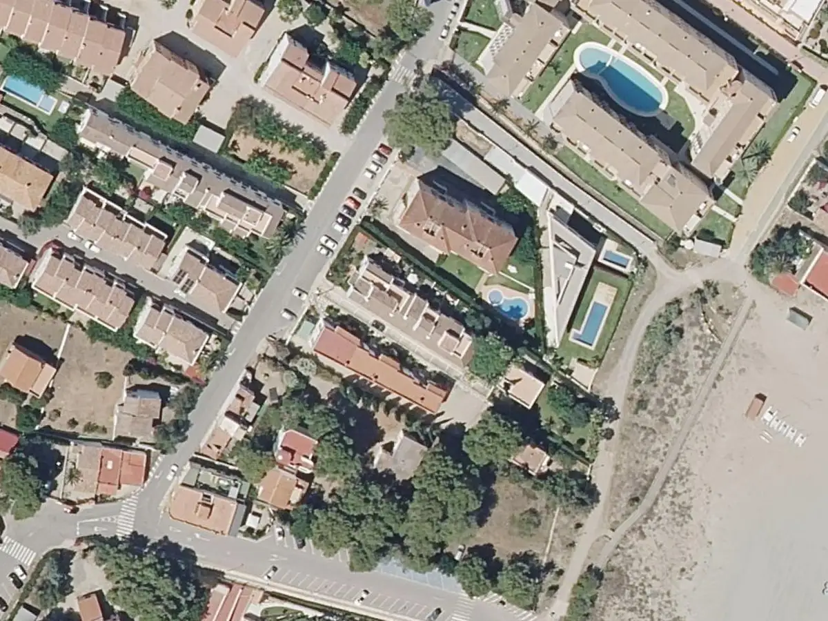 Vue aérienne de la résidence Araucaria et de ses environs, dans le quartier du Cargador et du centre d'Alcossebre