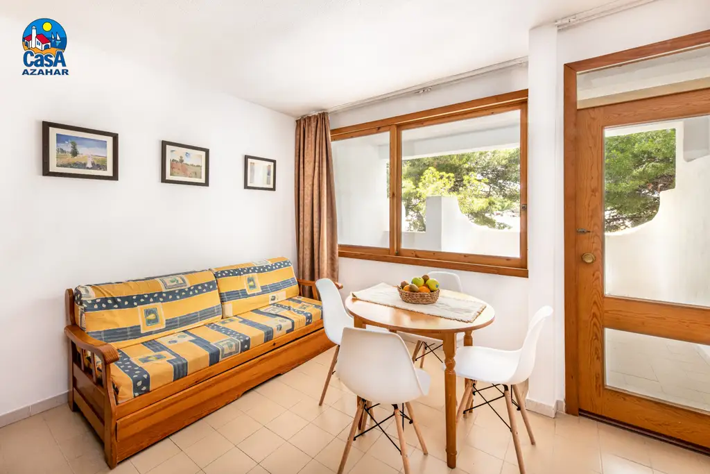 Soggiorno con uscita sulla terrazza in un monolocale degli appartamenti Arcos II, a Las Fuentes