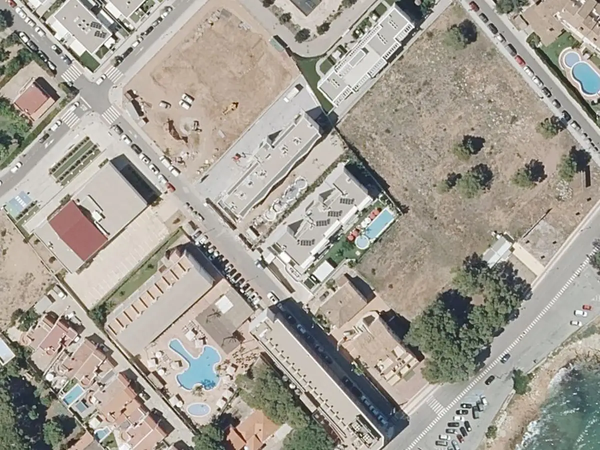 Vue aérienne d'Azahar Beach Apartments & Spa et de ses environs, dans le quartier du Cargador et du centre d'Alcossebre
