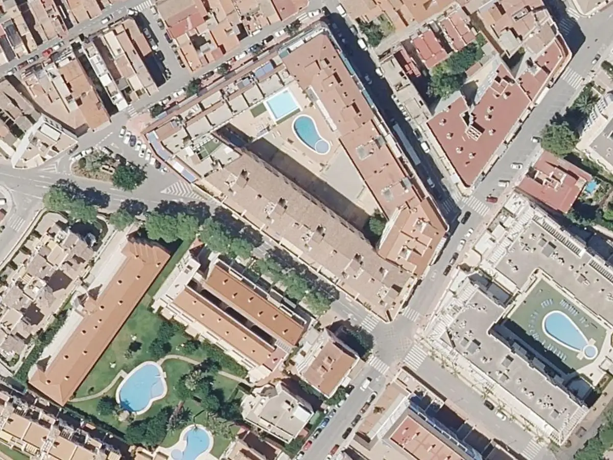 Vue aérienne de l'immeuble Barlovento et de ses environs, dans le quartier du Cargador et du centre d'Alcossebre