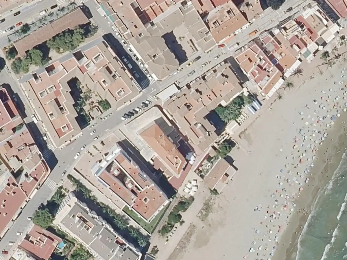 Vue aérienne de l'immeuble Bitácora et de ses environs, dans le quartier du Cargador et du centre d'Alcossebre