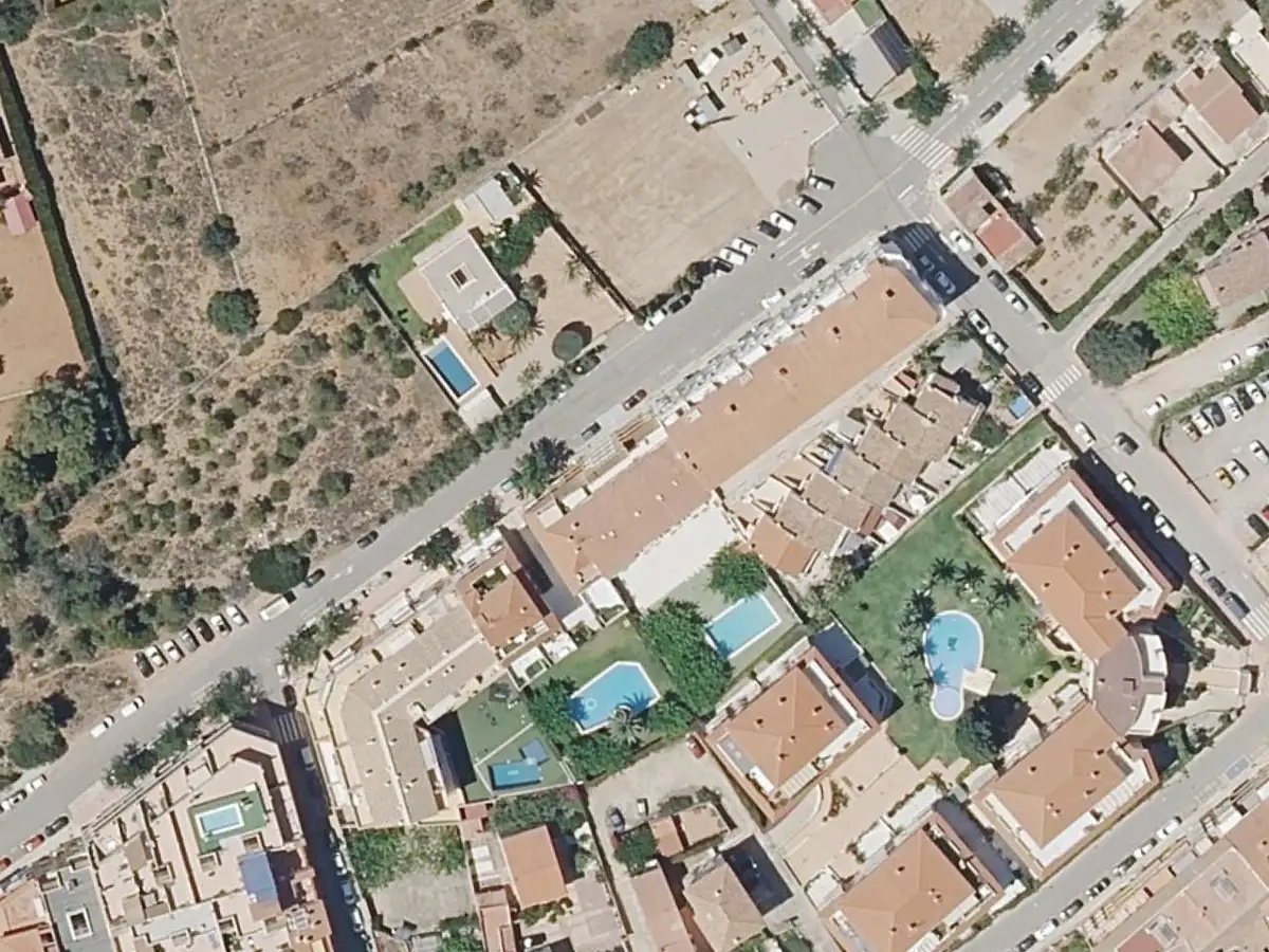 Vue aérienne de l'immeuble Blaumar et de ses environs, dans le quartier du Cargador et du centre d'Alcossebre