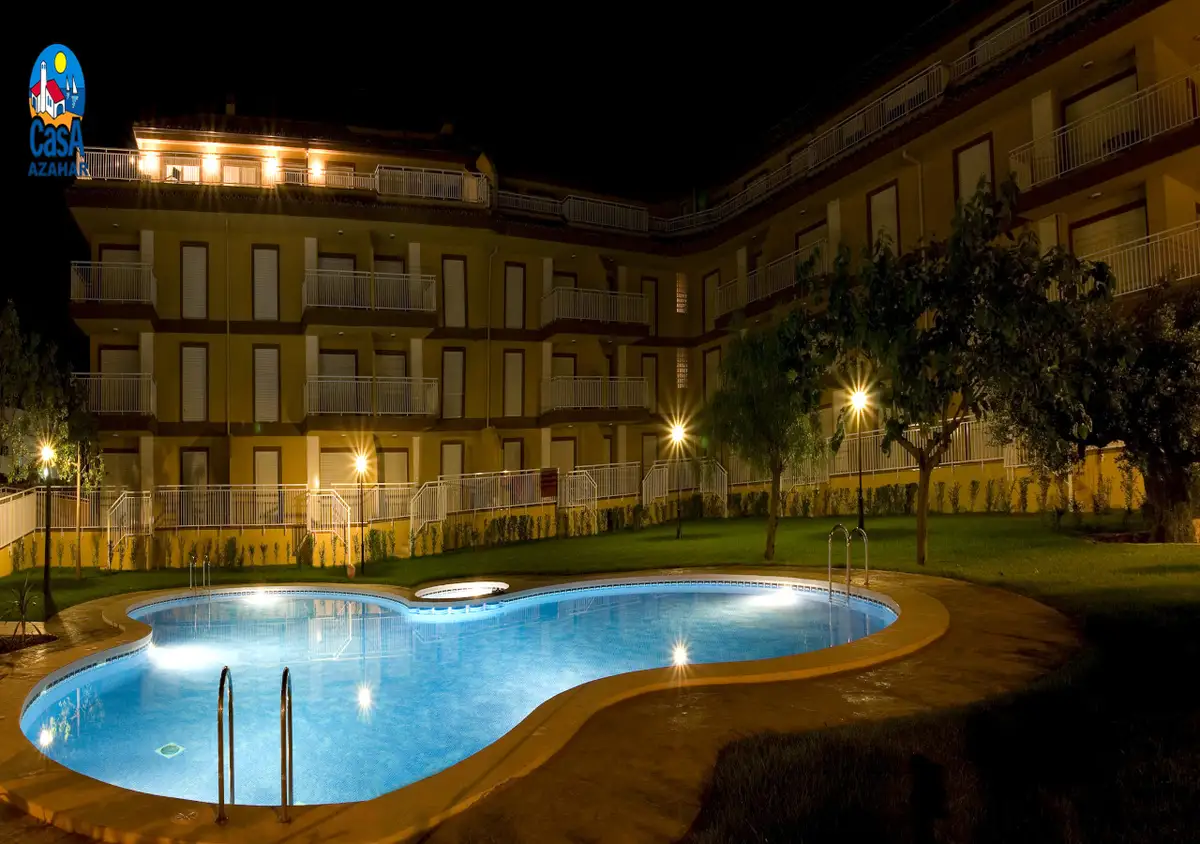 Piscine illuminée la nuit dans la résidence Bovalar, dans le centre d'Alcossebre