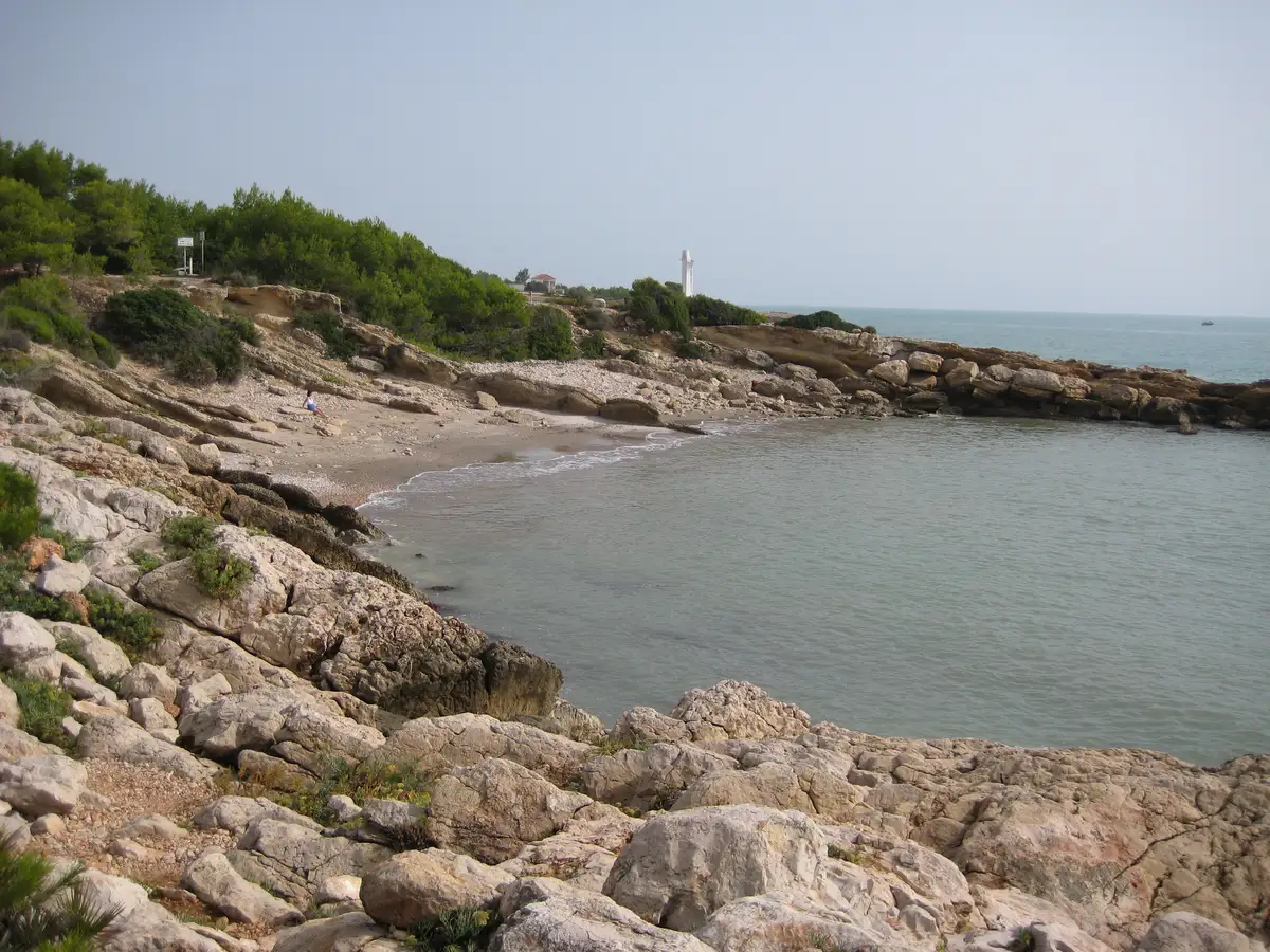Cala Blanca d'Alcossebre, près de la résidence du même nom et du phare