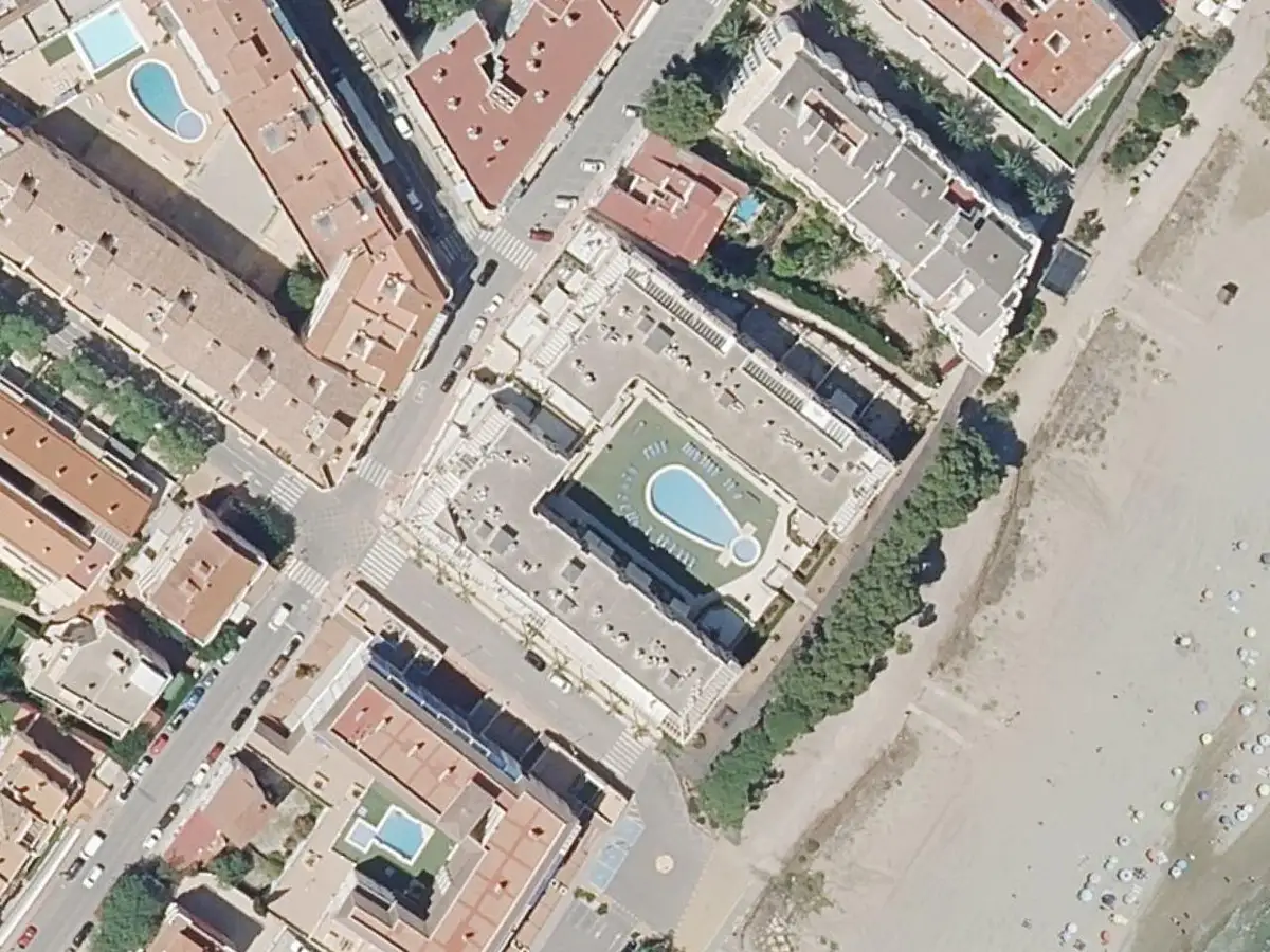 Vue aérienne des appartements Cala González et de leurs environs, dans la zone du Cargador et du centre d'Alcossebre