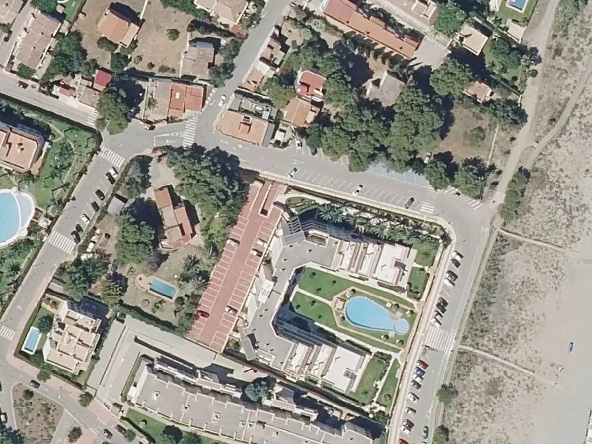 Vue aérienne de la résidence Cala Josep et de ses environs, dans la zone du Cargador et du centre d'Alcossebre