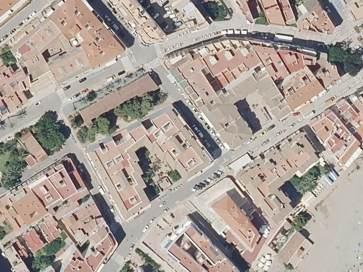 Vue aérienne des appartements Calypso et de leurs environs, dans la zone du Cargador et du centre d'Alcossebre