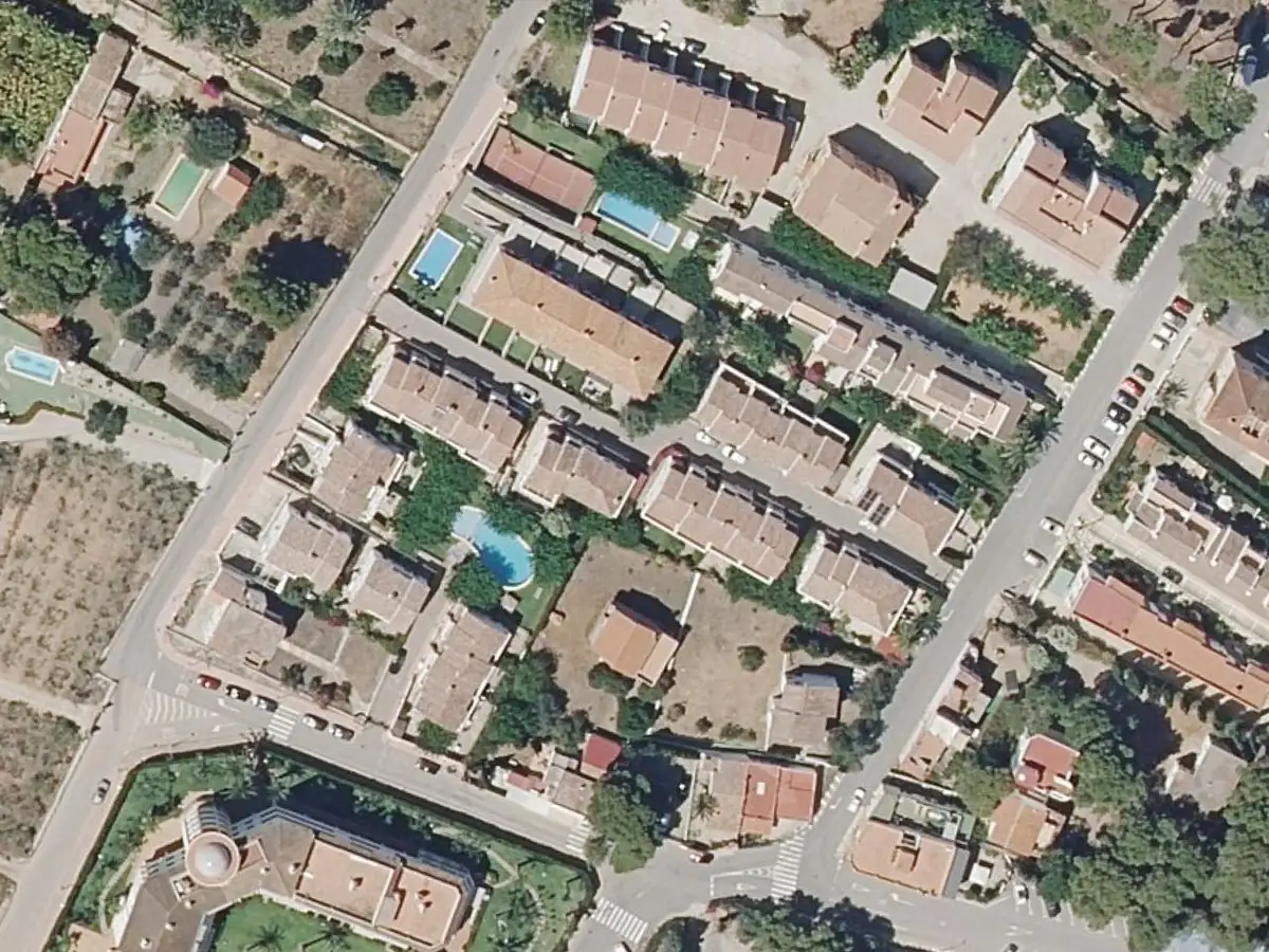 Vue aérienne de la résidence L'Atall et de ses environs, dans la zone du Cargador et du centre d'Alcossebre