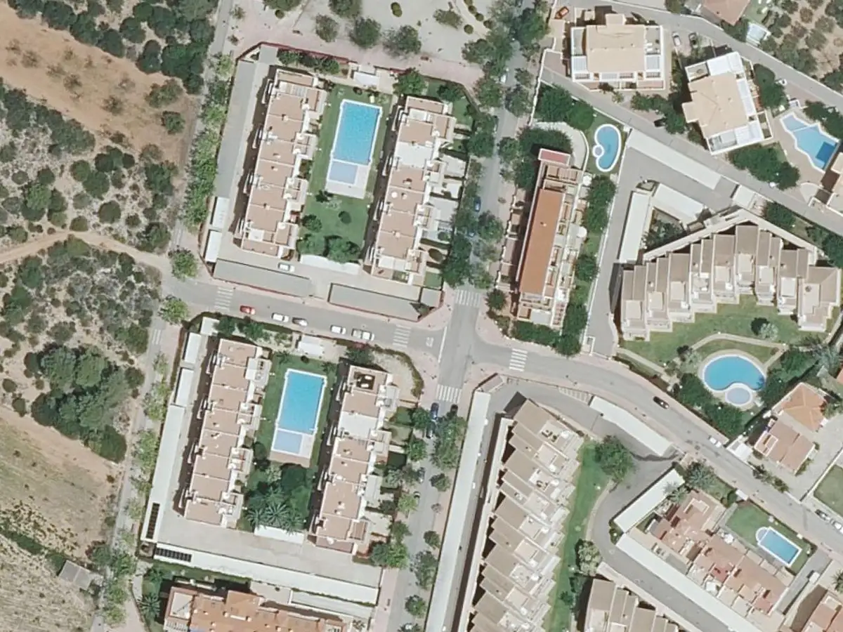 Vue aérienne de la résidence Canaret et de ses environs, dans la zone d'El Moro, Tres Platges et Manyetes d'Alcossebre