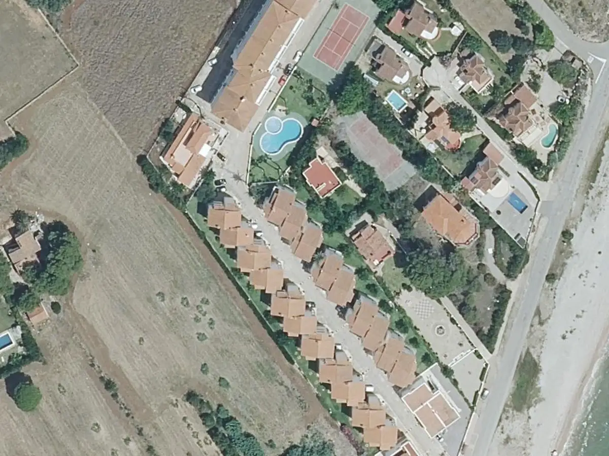 Vue aérienne des appartements Cap i Corp et de leurs environs, dans la zone d'El Moro, Tres Platges et Manyetes d'Alcossebre