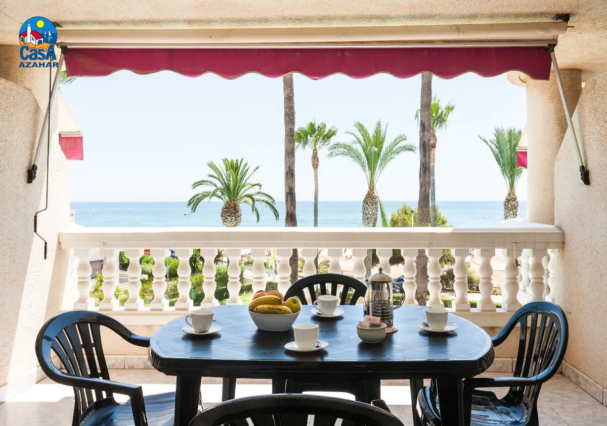 Terrasse avec vue sur la mer dans la résidence Casablanca, en front de mer sur la plage Romana