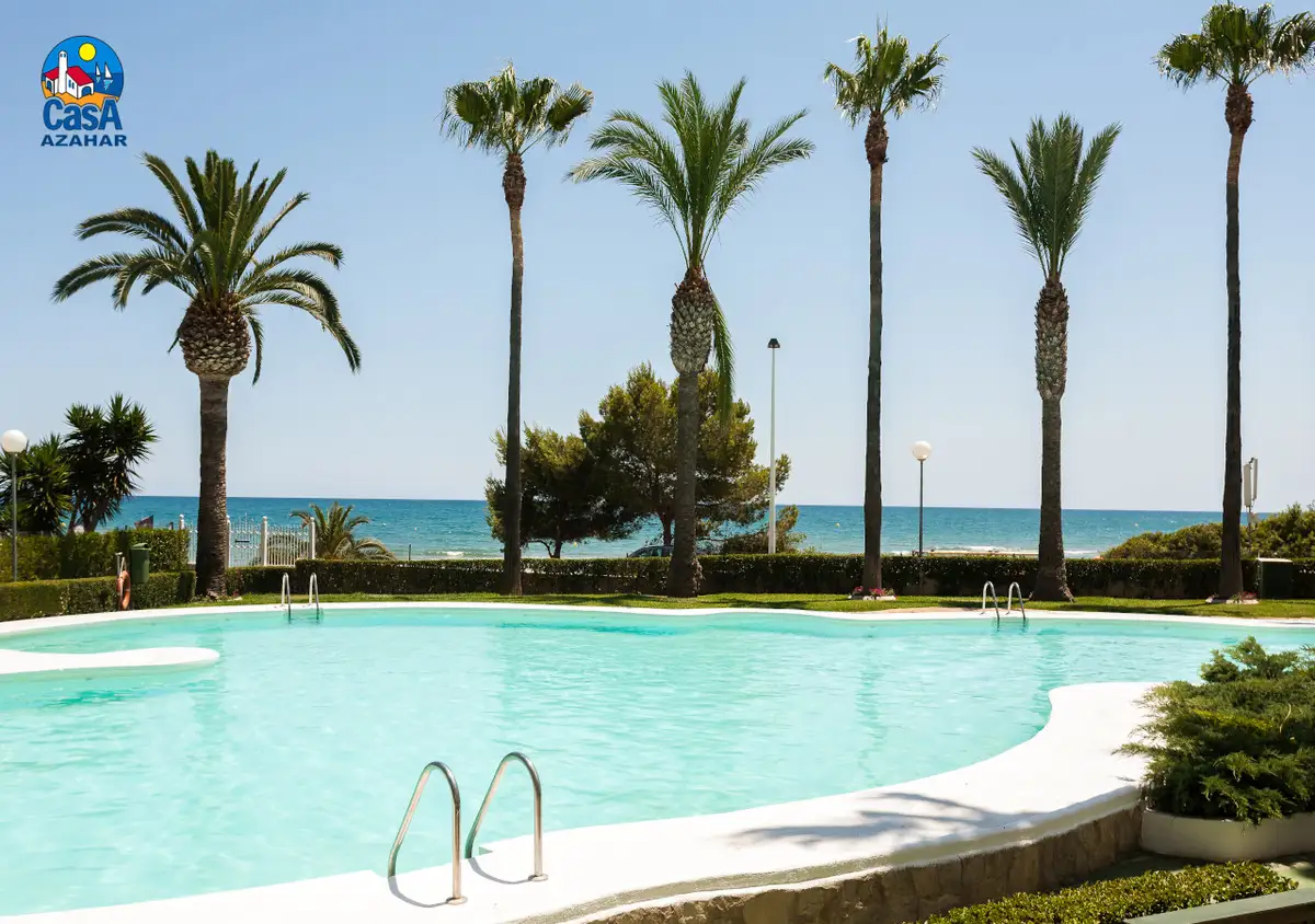 Piscine de la Résidence Casablanca avec la mer au fond, à Alcossebre