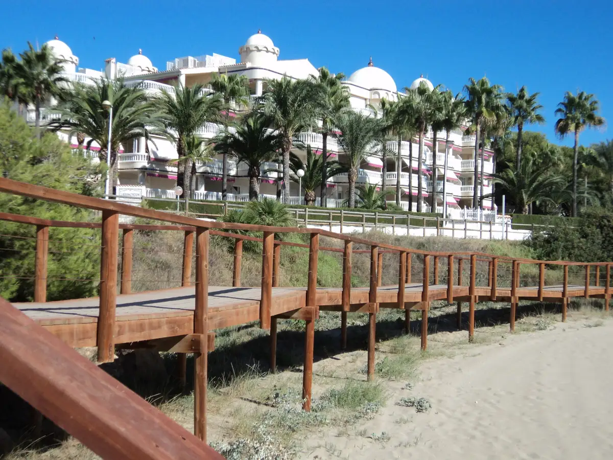Résidence Casablanca vue depuis la plage Romana d'Alcossebre, avec ses palmiers en première ligne