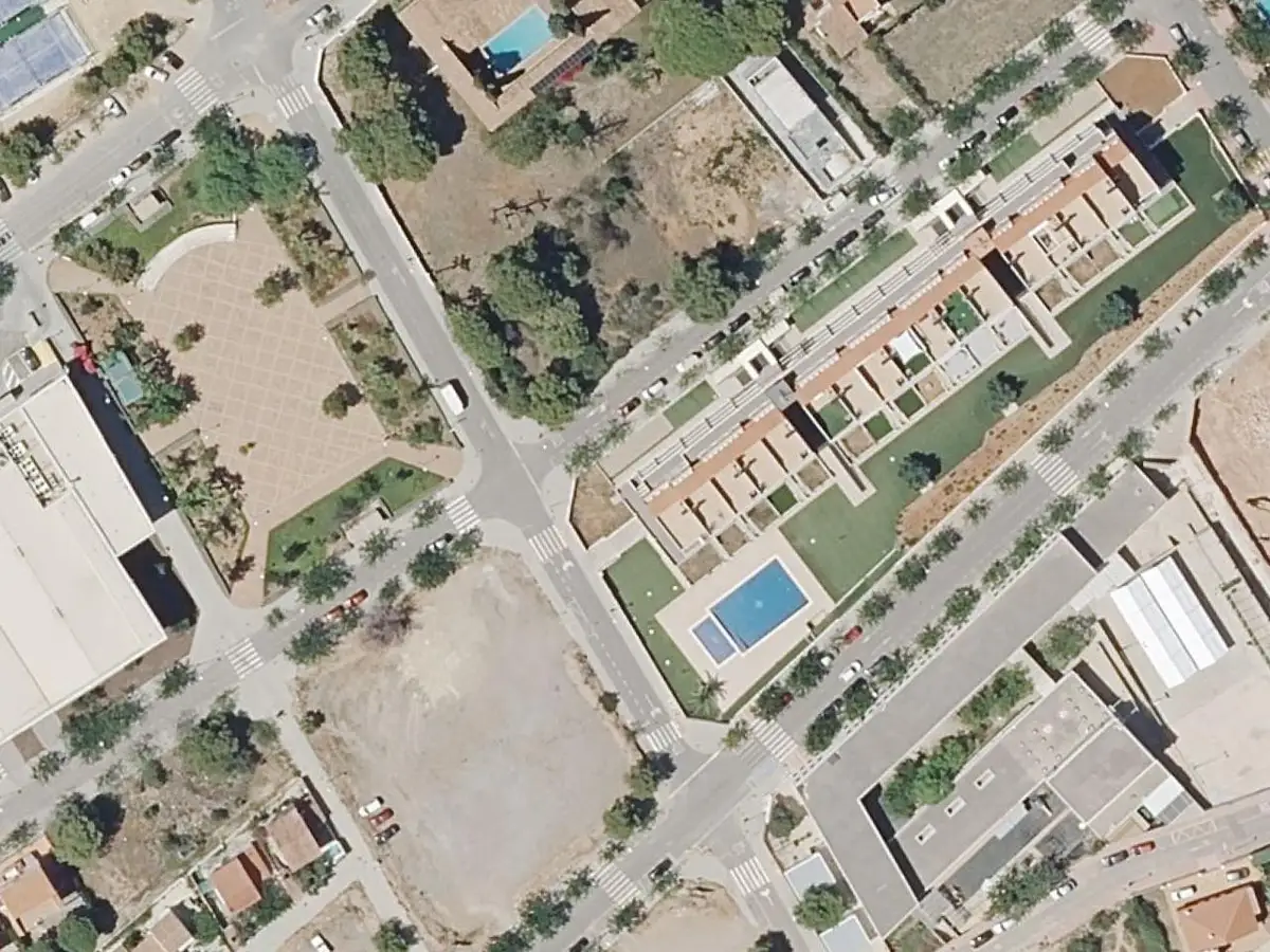 Vue aérienne des appartements Don Pedro et de leurs environs, dans la zone du Cargador et du centre d'Alcossebre