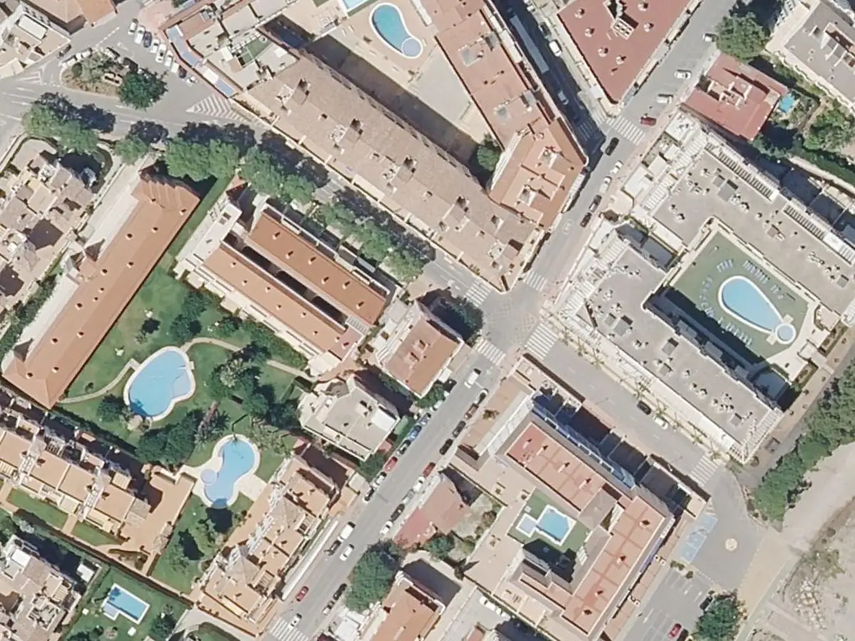 Vue aérienne des appartements Dora et de leurs environs, dans la zone du Cargador et du centre d'Alcossebre
