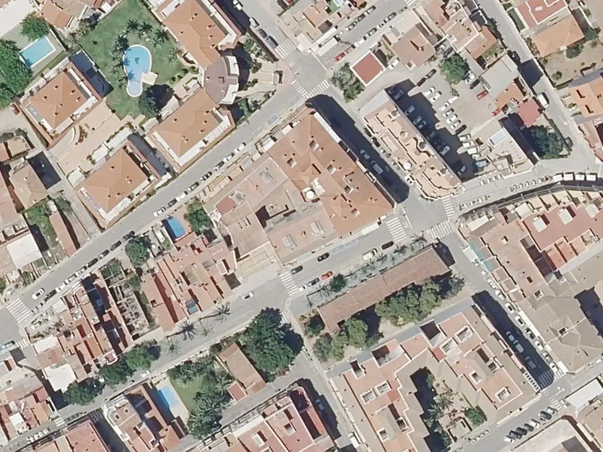 Vue aérienne de l'immeuble Coral et de ses environs, dans la zone du Cargador et du centre d'Alcossebre