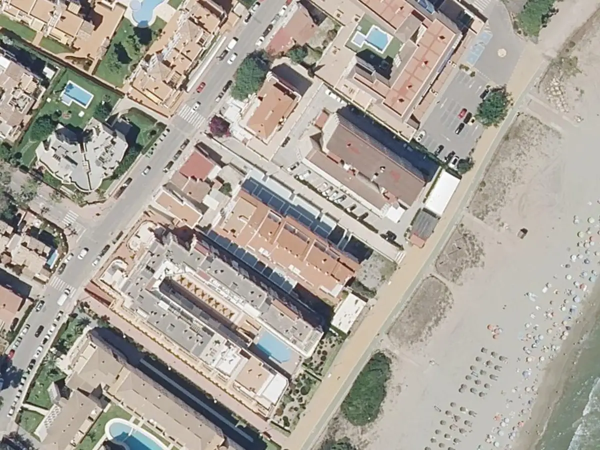 Vue aérienne de la résidence El Arenal et de ses environs, dans la zone du Cargador et du centre d'Alcossebre