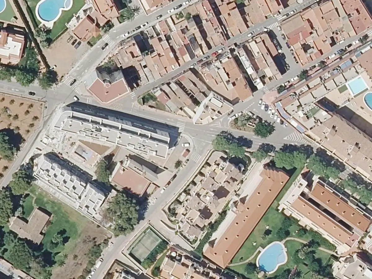 Vue aérienne des appartements El Castell et de leurs environs, dans la zone du Cargador et du centre d'Alcossebre