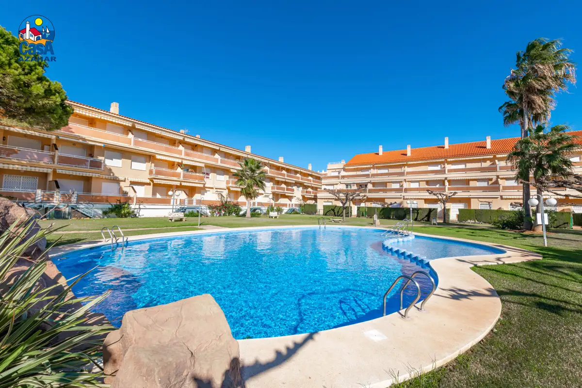 Piscine et immeuble des appartements El Castell, près de la plage du Cargador à Alcocéber