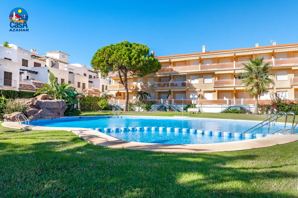 Piscine entourée de pelouse aux appartements El Castell, au centre d'Alcossebre