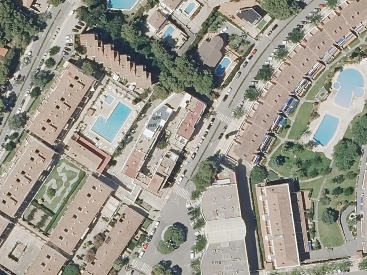 Vue aérienne des appartements El Centro et de leurs environs, dans la zone de Las Fuentes d'Alcossebre