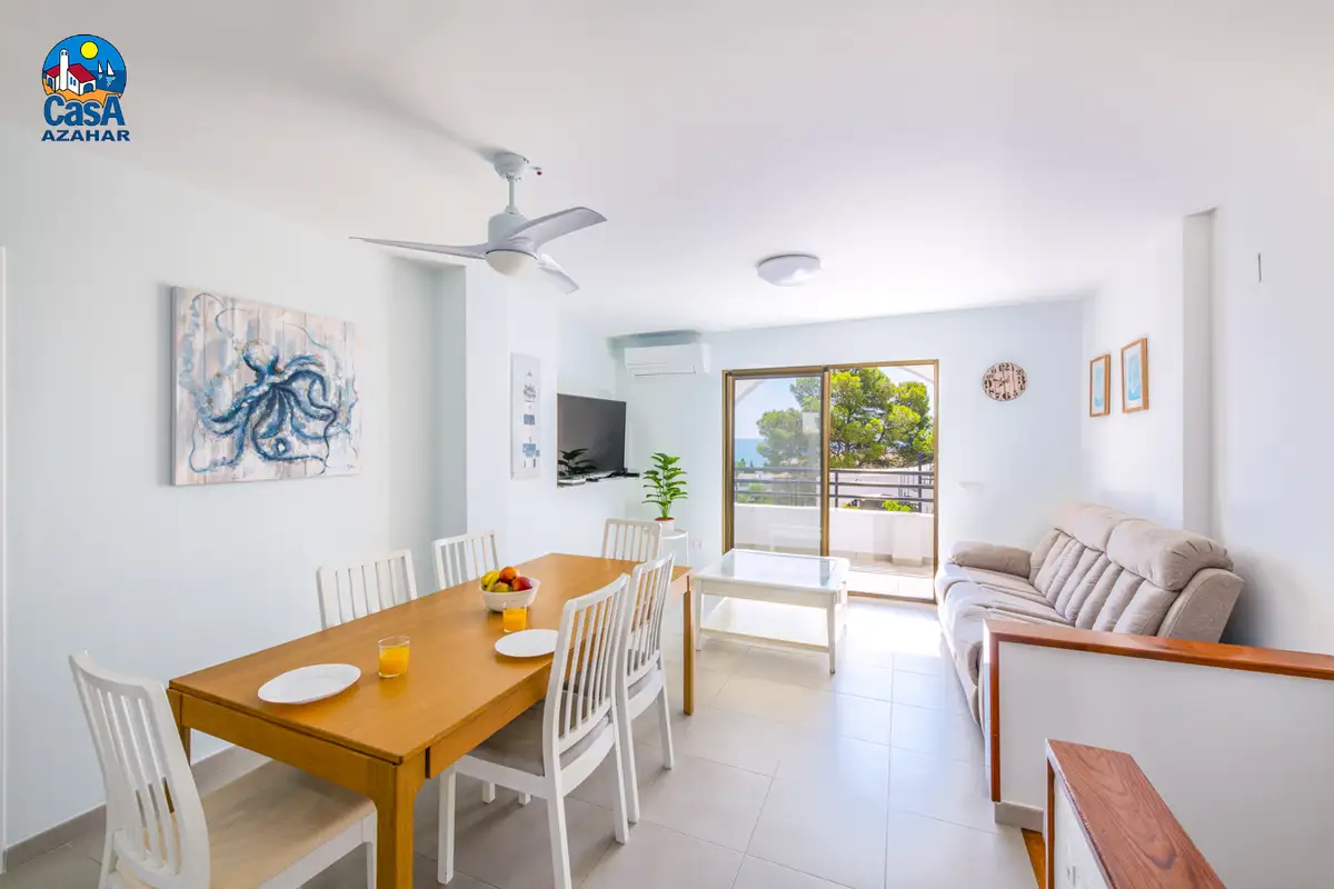 Séjour-salle à manger avec sortie sur la terrasse aux appartements El Centro d'Alcocéber