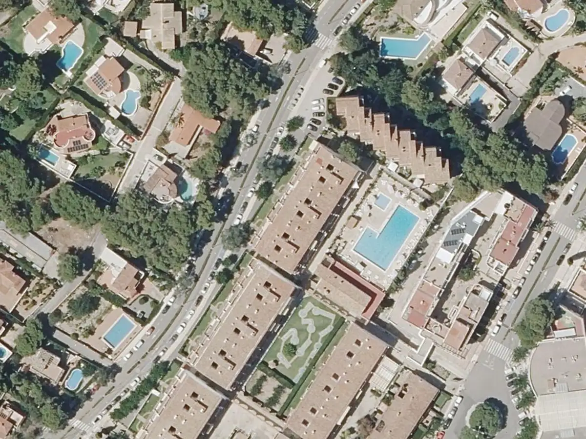 Vue aérienne d'El Faro Apartaments et de ses environs, dans la zone de Las Fuentes d'Alcossebre