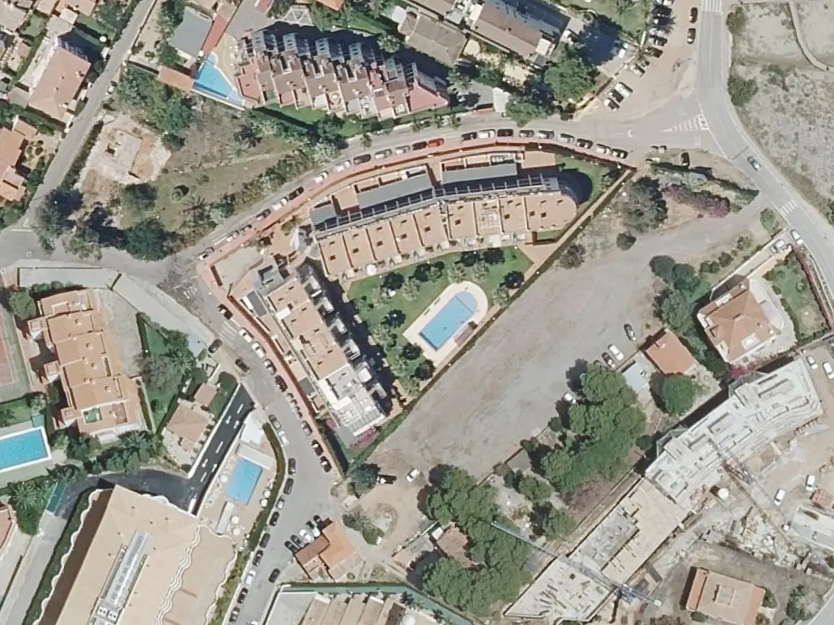 Vue aérienne de la résidence Entreplayas et de ses environs, dans la zone de la plage Romana d'Alcossebre