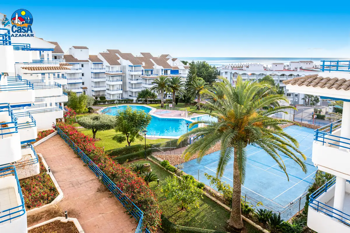 Jardin, piscine et court de tennis du complexe Fuente Sol, à Alcossebre