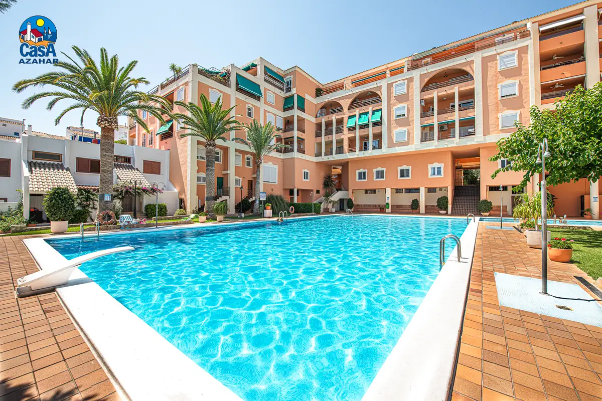 Piscine et façade de l'immeuble Fuentemar dans le quartier de Las Fuentes, Alcossebre