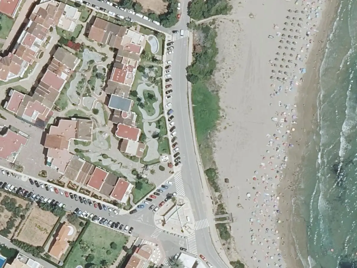 Vue aérienne de la résidence Habitat Playa Romana et de ses environs, dans le quartier de la plage Romana d'Alcossebre