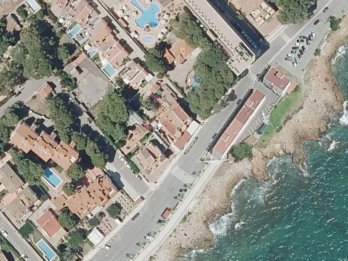Vue aérienne des appartements Ibiza et de leurs environs, dans le quartier du Cargador et du centre d'Alcossebre