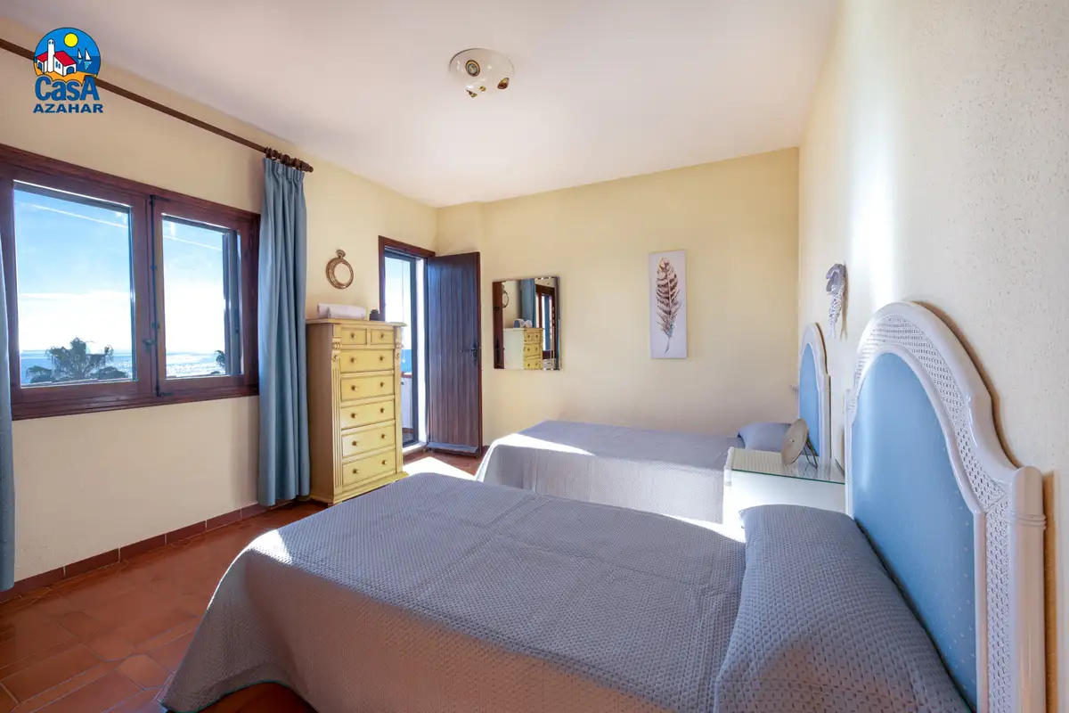Chambre avec lits simples et vue sur la mer dans les appartements Ibiza
