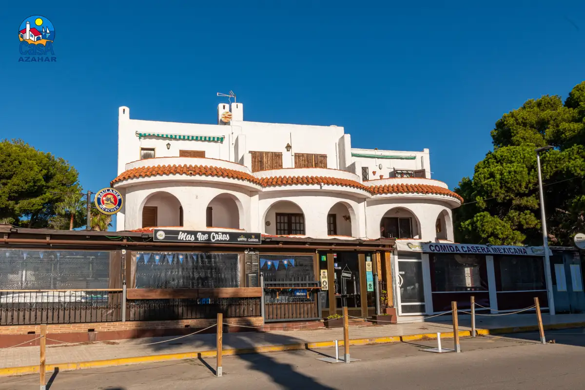 Façade de l'immeuble Ibiza sur la promenade du Cargador, avec des restaurants au rez-de-chaussée