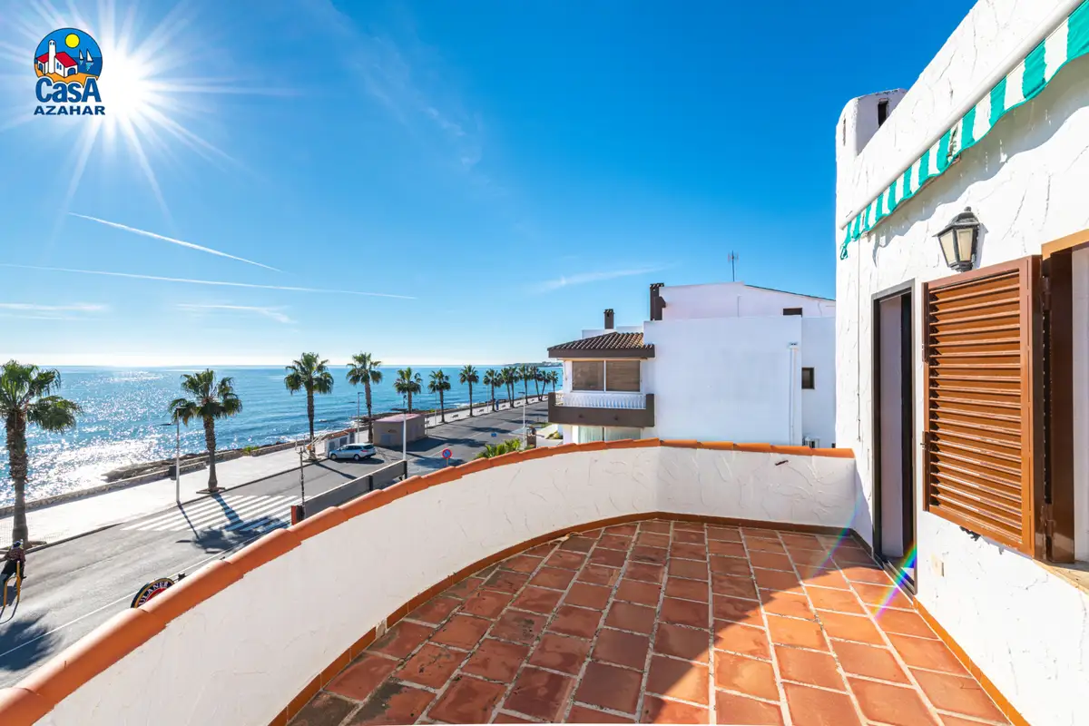Vue sur la mer depuis la terrasse de la chambre supérieure dans les appartements Ibiza