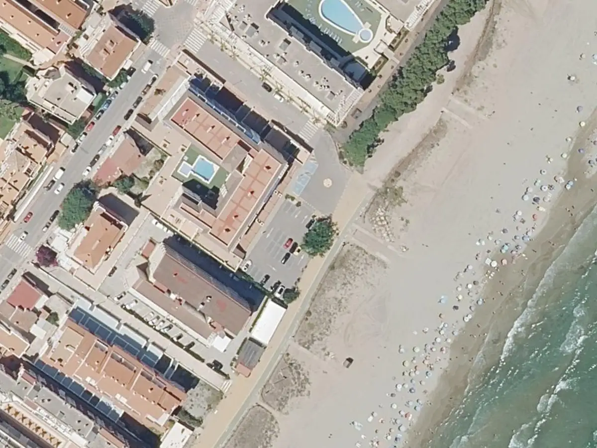Vue aérienne des appartements Irta Playa et de leurs environs, dans le quartier du Cargador et du centre d'Alcossebre