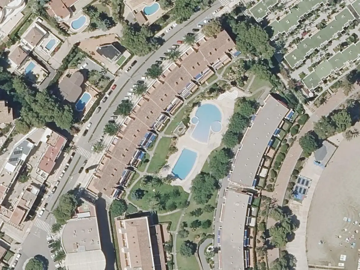 Vue aérienne de Jardines del Puerto et de ses environs, dans le quartier de Las Fuentes à Alcossebre