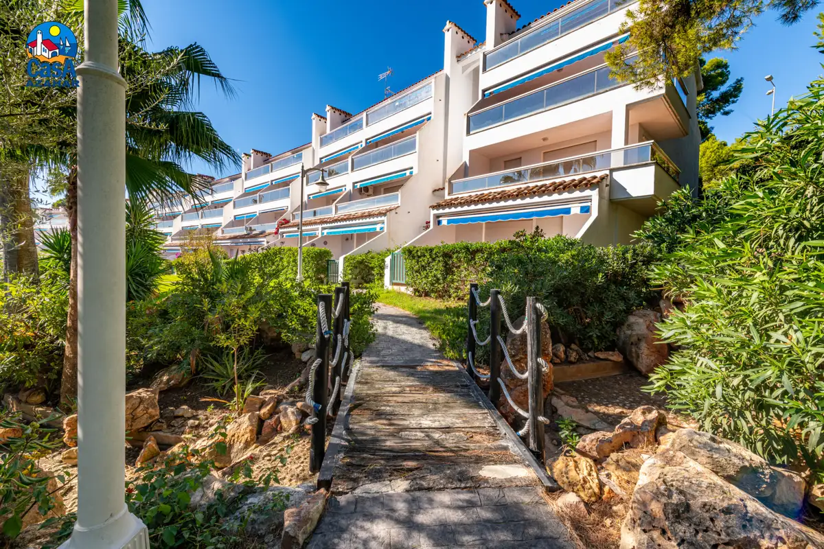 Espaces extérieurs et jardins de la résidence Jardines del Puerto, près du port d'Alcossebre