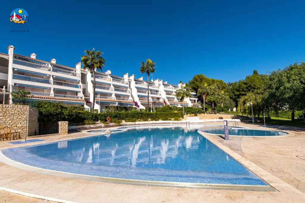 Piscina degli appartamenti Jardines del Puerto, accanto alla spiaggia di Las Fuentes ad Alcossebre